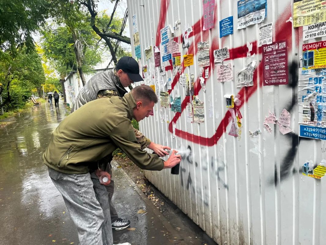 В Ленинском районе Севастополя полицейские провели профилактическую акцию «Чистые стены» В Ленинском районе Севастополя полицейские провели профилактическую акцию «Чистые стены»