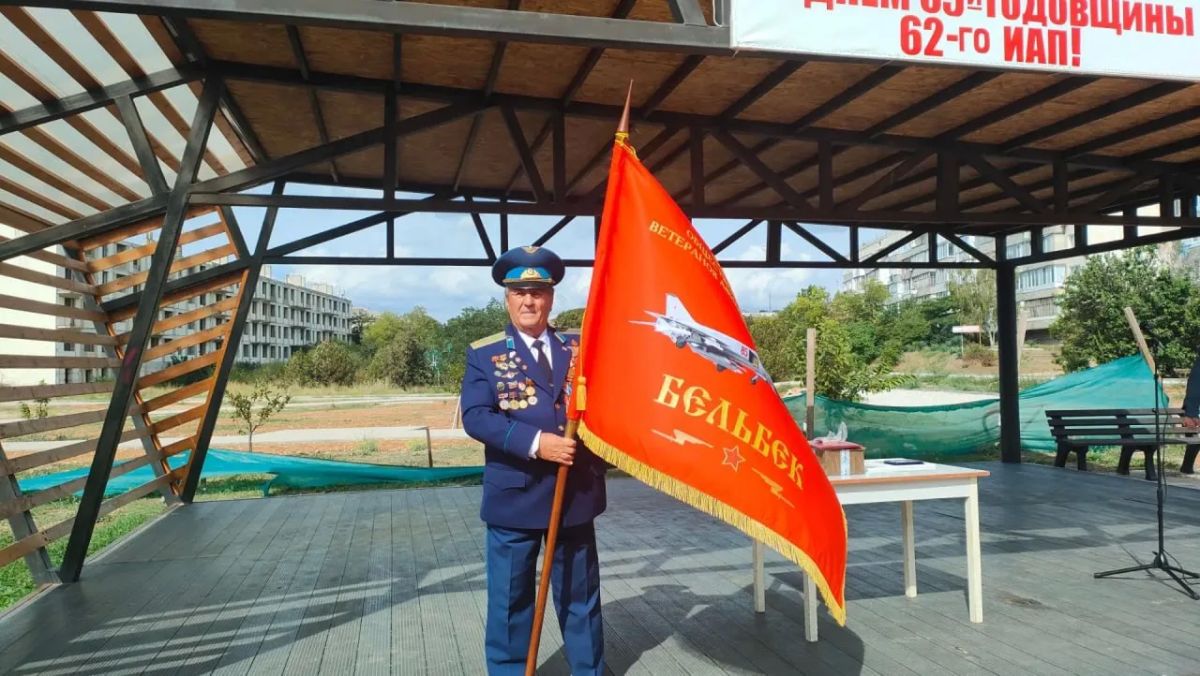 В Севастополе отпраздновали юбилей 62-го авиаполка особого назначения, мероприятия прошли в субботу в авиагарнизоне «Бельбек», передает корреспондент ТАСС
