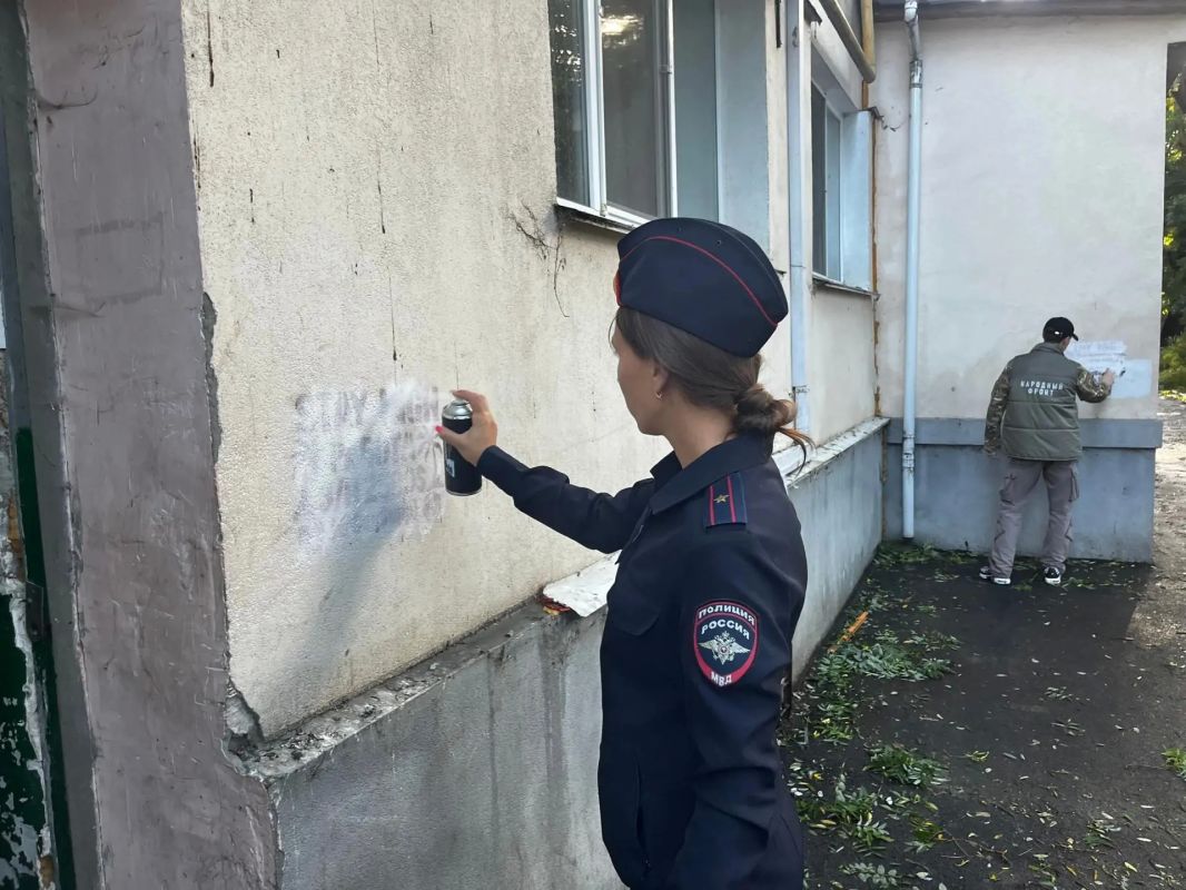 В Ленинском районе Севастополя полицейские провели профилактическую акцию «Чистые стены»