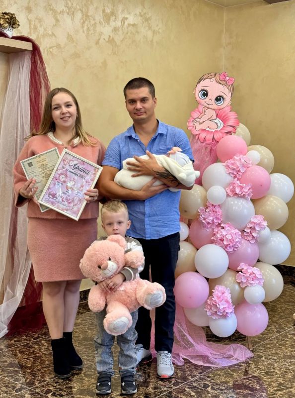 В Красногвардейском районном отделе ЗАГС состоялось особенное торжество — чествование новорождённой и вручение её первого государственного документа В Красногвардейском районном отделе ЗАГС состоялось особенное торжество — чествование новорождённой и вручение её первого государственного документа
