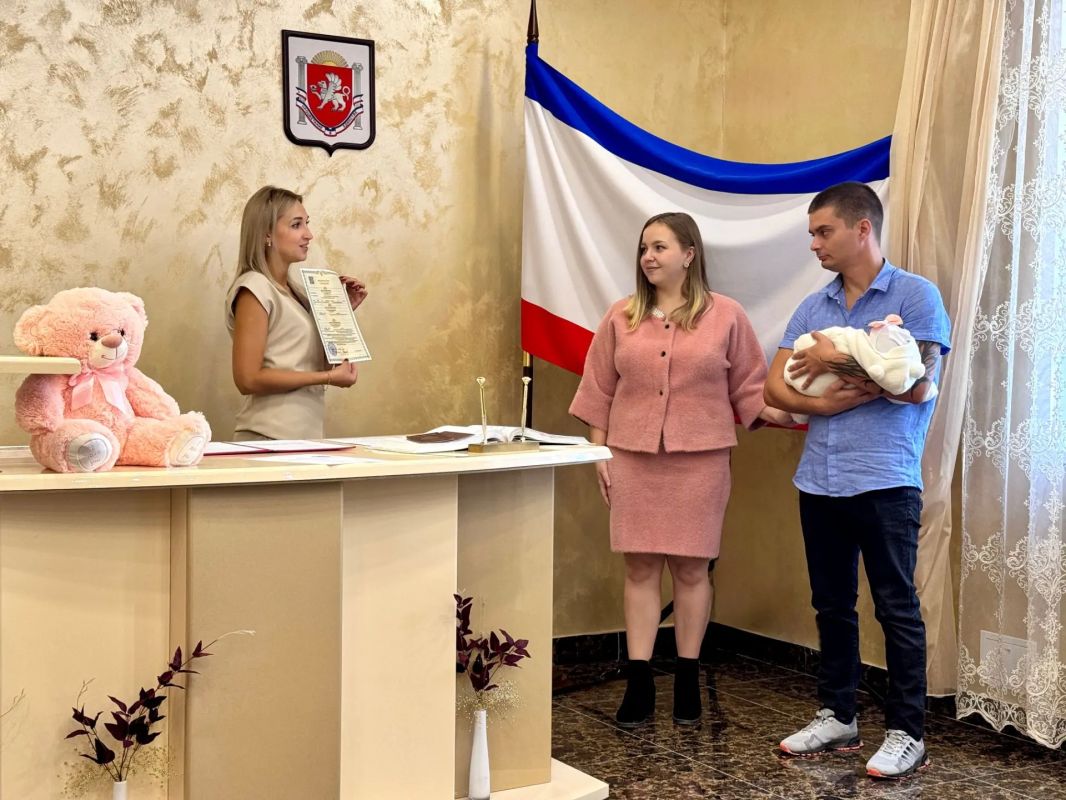 В Красногвардейском районном отделе ЗАГС состоялось особенное торжество — чествование новорождённой и вручение её первого государственного документа В Красногвардейском районном отделе ЗАГС состоялось особенное торжество — чествование новорождённой и вручение её первого государственного документа