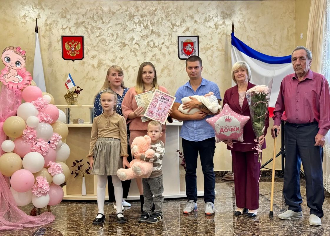 В Красногвардейском районном отделе ЗАГС состоялось особенное торжество — чествование новорождённой и вручение её первого государственного документа В Красногвардейском районном отделе ЗАГС состоялось особенное торжество — чествование новорождённой и вручение её первого государственного документа