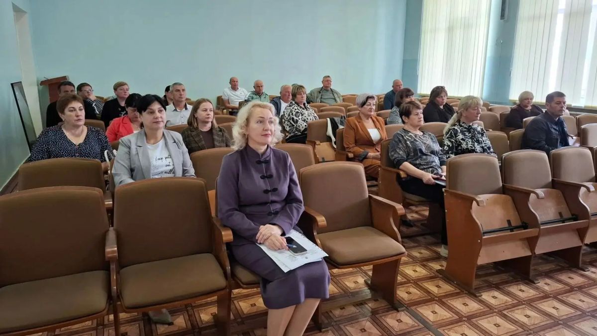 Глава администрации Советского района Александр Харламов провел аппаратное совещание по социально значимым вопросам района с участием председателя Советского районного совета Виктории Грицай Глава администрации Советского района Александр Харламов провел аппаратное совещание по социально значимым вопросам района с участием председателя Советского районного совета Виктории Грицай