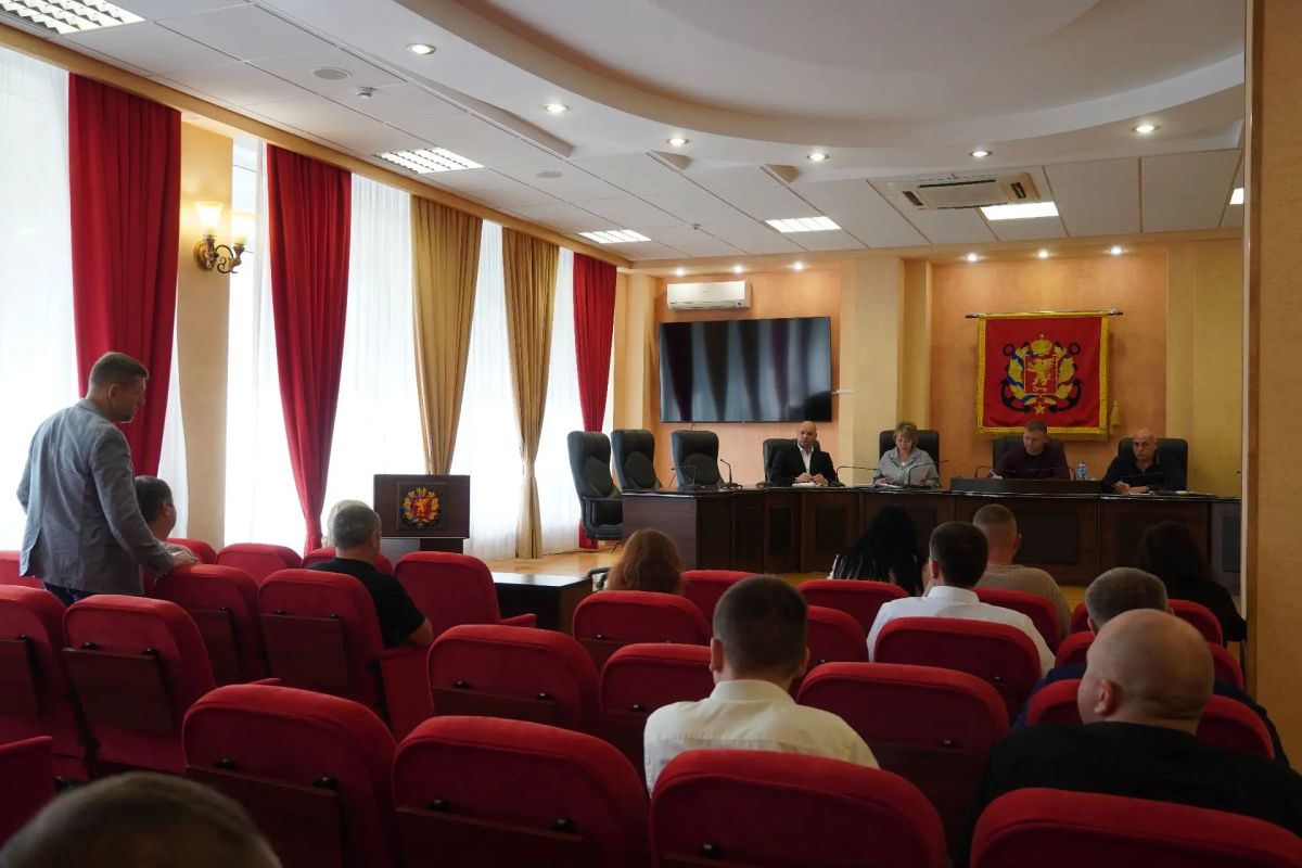В администрации Керчи прошло аппаратное совещание под руководством исполняющего обязанности главы администрации Игоря Крутькова В администрации Керчи прошло аппаратное совещание под руководством исполняющего обязанности главы администрации Игоря Крутькова
