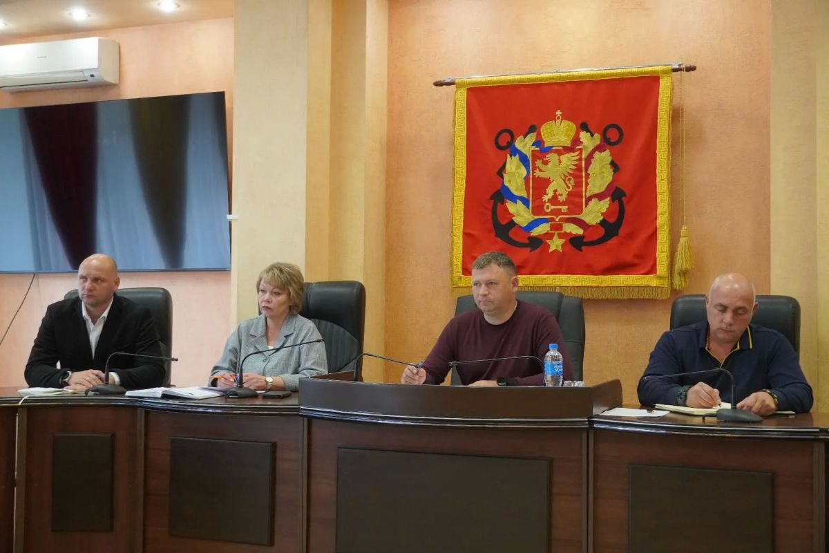 В администрации Керчи прошло аппаратное совещание под руководством исполняющего обязанности главы администрации Игоря Крутькова В администрации Керчи прошло аппаратное совещание под руководством исполняющего обязанности главы администрации Игоря Крутькова