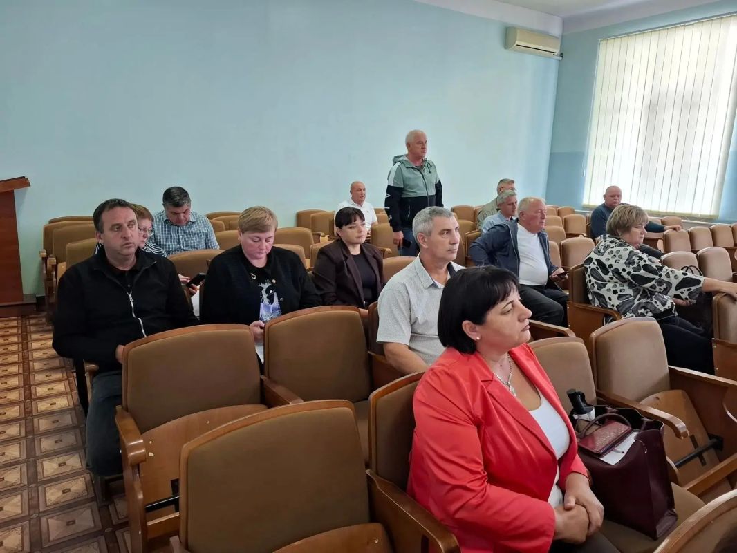 Глава администрации Советского района Александр Харламов провел аппаратное совещание по социально значимым вопросам района с участием председателя Советского районного совета Виктории Грицай Глава администрации Советского района Александр Харламов провел аппаратное совещание по социально значимым вопросам района с участием председателя Советского районного совета Виктории Грицай