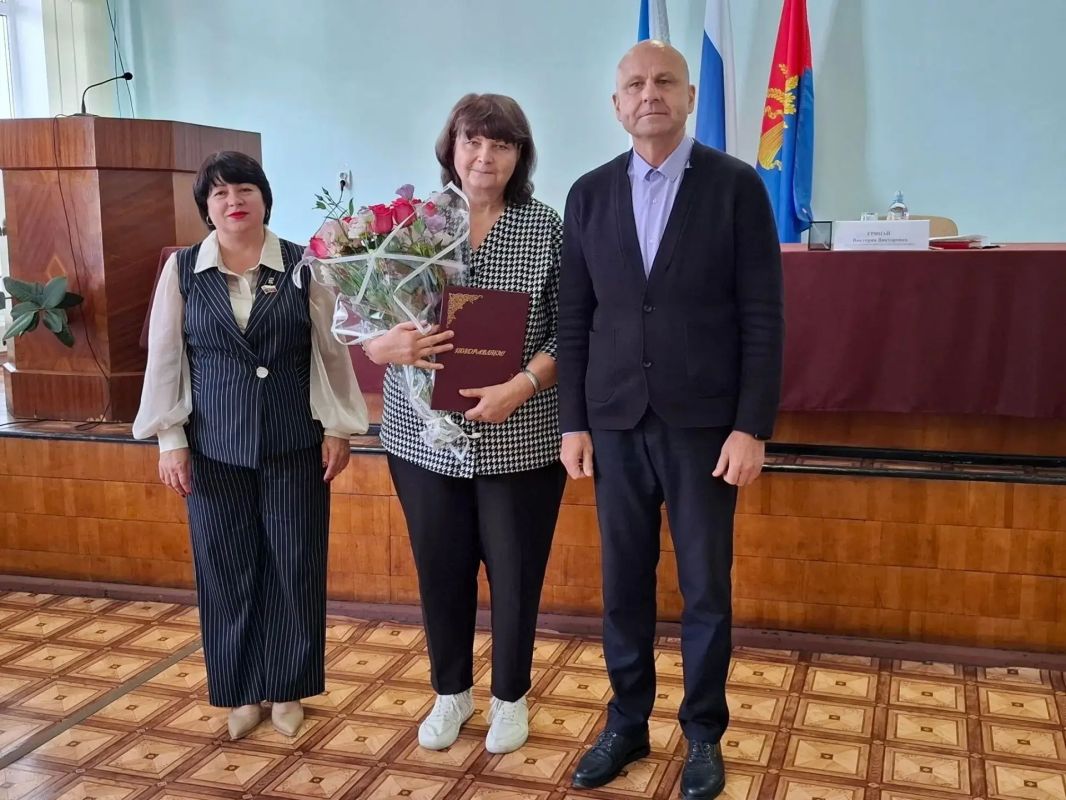 Глава администрации Советского района Александр Харламов провел аппаратное совещание по социально значимым вопросам района с участием председателя Советского районного совета Виктории Грицай