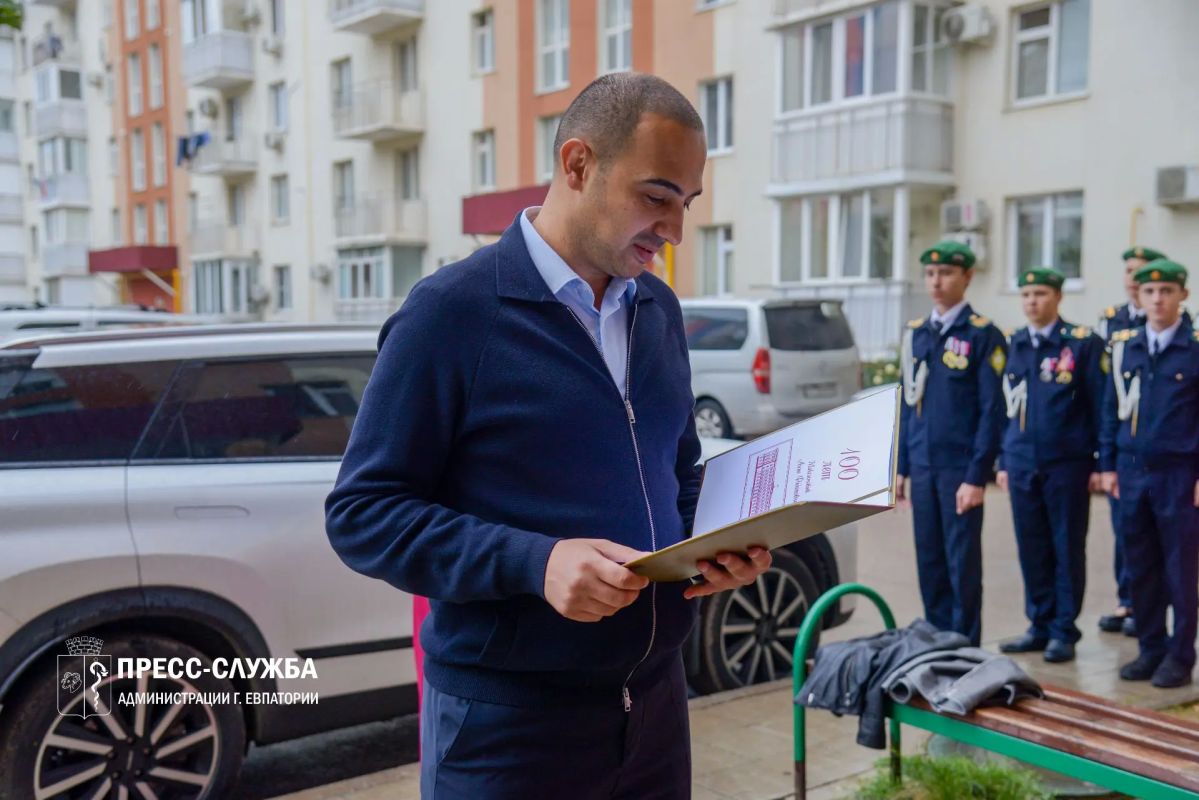 В Евпатории поздравили с вековым юбилеем жительницу города В Евпатории поздравили с вековым юбилеем жительницу города
