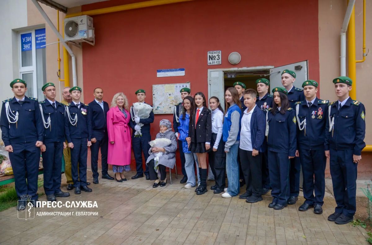 В Евпатории поздравили с вековым юбилеем жительницу города В Евпатории поздравили с вековым юбилеем жительницу города