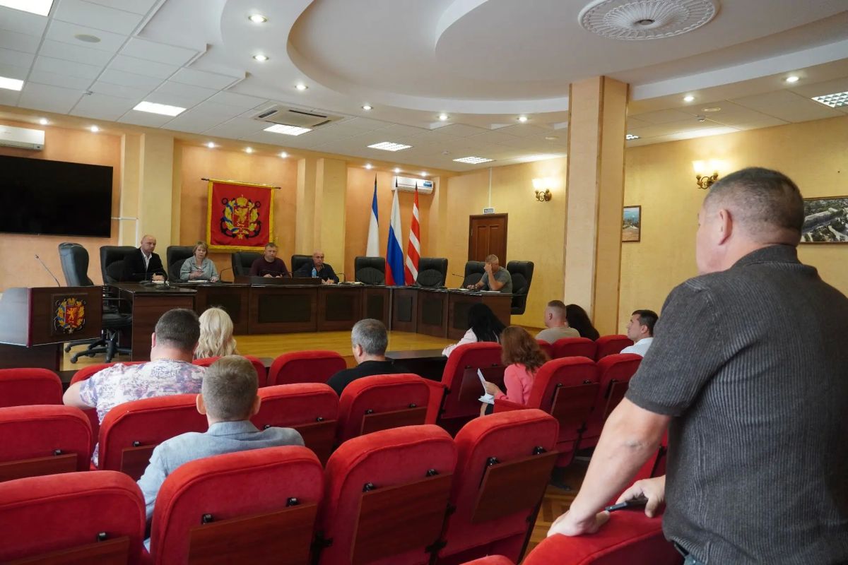 В администрации Керчи прошло аппаратное совещание под руководством исполняющего обязанности главы администрации Игоря Крутькова В администрации Керчи прошло аппаратное совещание под руководством исполняющего обязанности главы администрации Игоря Крутькова