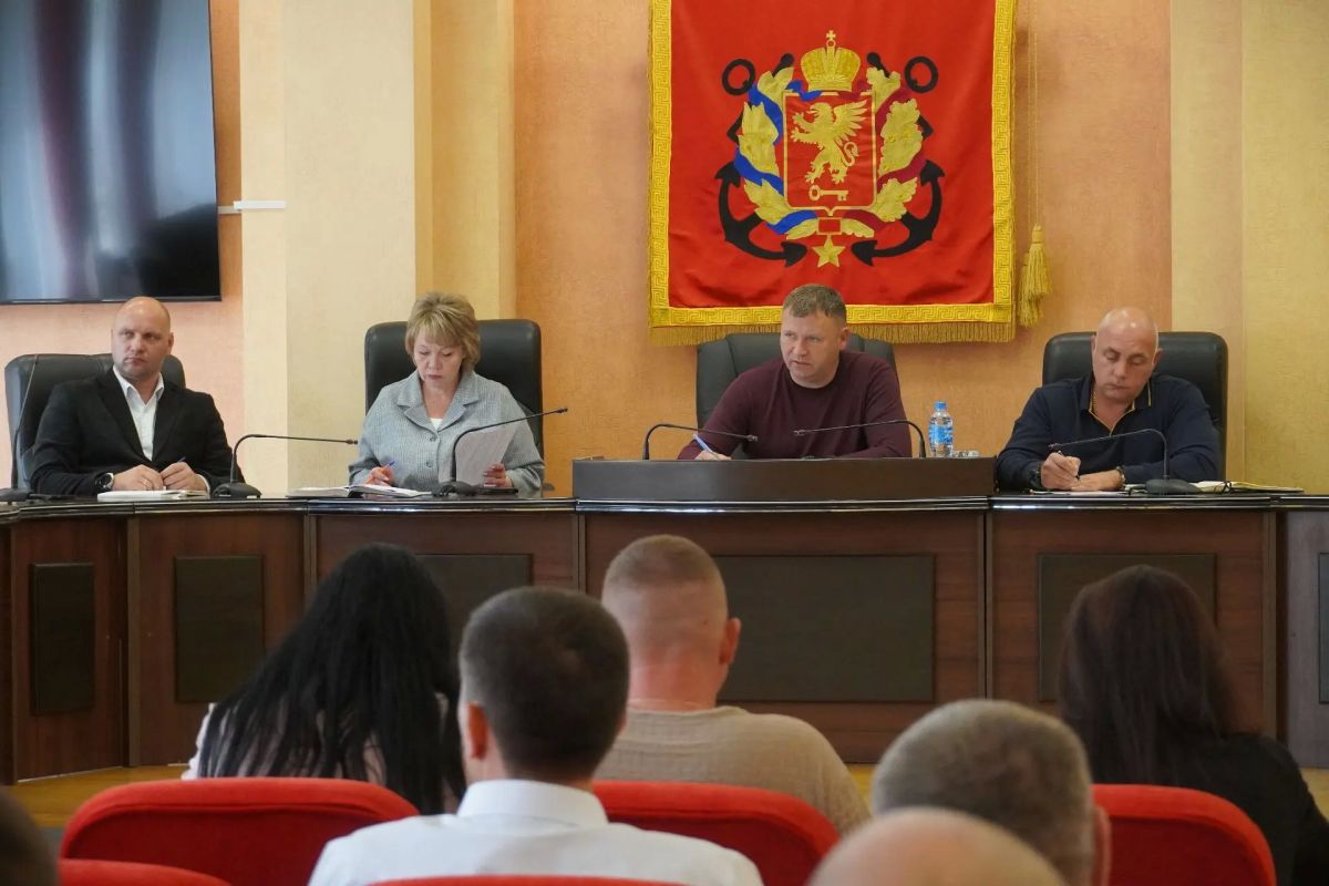 В администрации Керчи прошло аппаратное совещание под руководством исполняющего обязанности главы администрации Игоря Крутькова В администрации Керчи прошло аппаратное совещание под руководством исполняющего обязанности главы администрации Игоря Крутькова