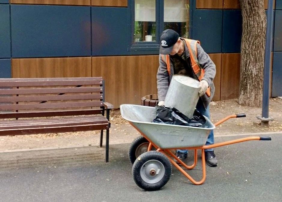 Чистота в парках и скверах Симферополя: работа в штатном режиме Чистота в парках и скверах Симферополя: работа в штатном режиме