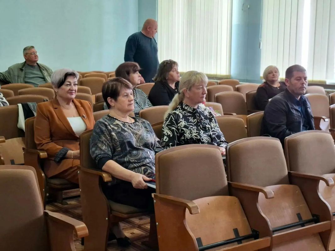 Глава администрации Советского района Александр Харламов провел аппаратное совещание по социально значимым вопросам района с участием председателя Советского районного совета Виктории Грицай Глава администрации Советского района Александр Харламов провел аппаратное совещание по социально значимым вопросам района с участием председателя Советского районного совета Виктории Грицай