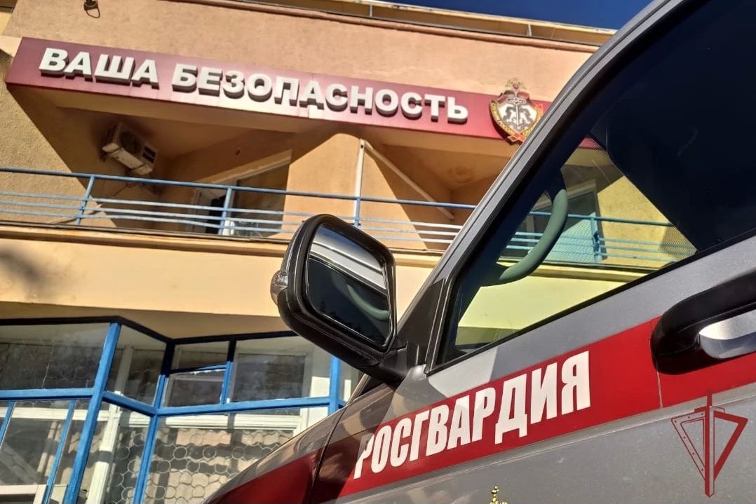 В Севастополе сотрудники Росгвардии задержали подозреваемых в краже из магазина