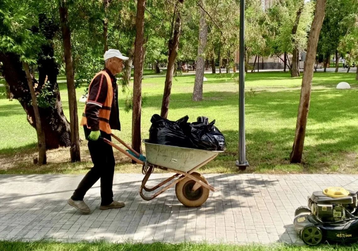 Чистота в парках и скверах Симферополя: работа в штатном режиме Чистота в парках и скверах Симферополя: работа в штатном режиме