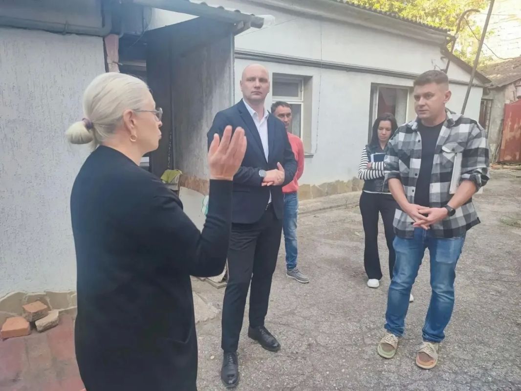 Игорь Крутьков: На недавнем приёме граждан ко мне обратился житель дома № 37 по улице К. Маркса с проблемой, которая волнует всех собственников, — речь шла о переносе сроков проведения капитального ремонта здания Игорь Крутьков: На недавнем приёме граждан ко мне обратился житель дома № 37 по улице К. Маркса с проблемой, которая волнует всех собственников, — речь шла о переносе сроков проведения капитального ремонта здания