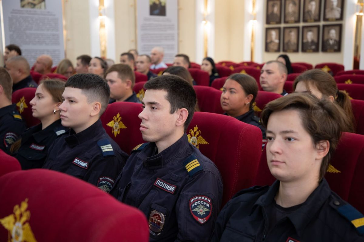 Начальник УМВД России по г.Севастополю генерал-майор полиции Сергей Сигунов вручил благодарности прикомандированным сотрудникам полиции Начальник УМВД России по г.Севастополю генерал-майор полиции Сергей Сигунов вручил благодарности прикомандированным сотрудникам полиции
