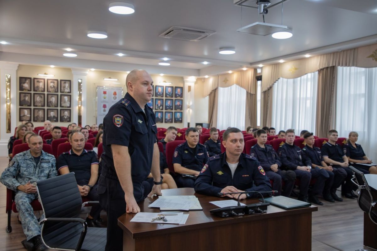 Начальник УМВД России по г.Севастополю генерал-майор полиции Сергей Сигунов вручил благодарности прикомандированным сотрудникам полиции Начальник УМВД России по г.Севастополю генерал-майор полиции Сергей Сигунов вручил благодарности прикомандированным сотрудникам полиции
