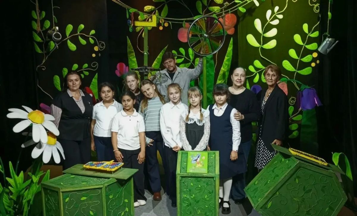 29 сентября в зрительном зале Крымского академического театра кукол им. Б. И. Азарова для учащихся СОШ № 18 и 35 (педагоги Резниченко О. В, Хайретдинова Г. М.) состоялась встреча с режиссёром театра Дмитрием Смирновым и засл 29 сентября в зрительном зале Крымского академического театра кукол им. Б. И. Азарова для учащихся СОШ № 18 и 35 (педагоги Резниченко О. В, Хайретдинова Г. М.) состоялась встреча с режиссёром театра Дмитрием Смирновым и засл