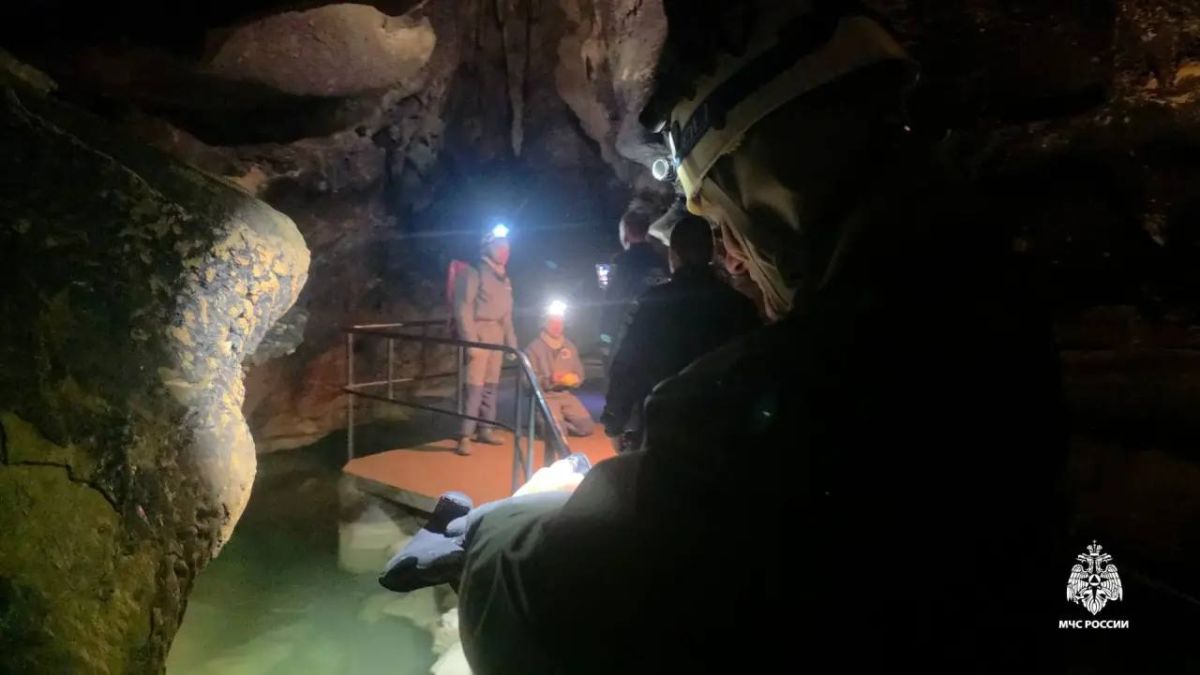 В Крыму спасатели нашли обвал в Красных пещерах, где пропали четверо туристов В Крыму спасатели нашли обвал в Красных пещерах, где пропали четверо туристов