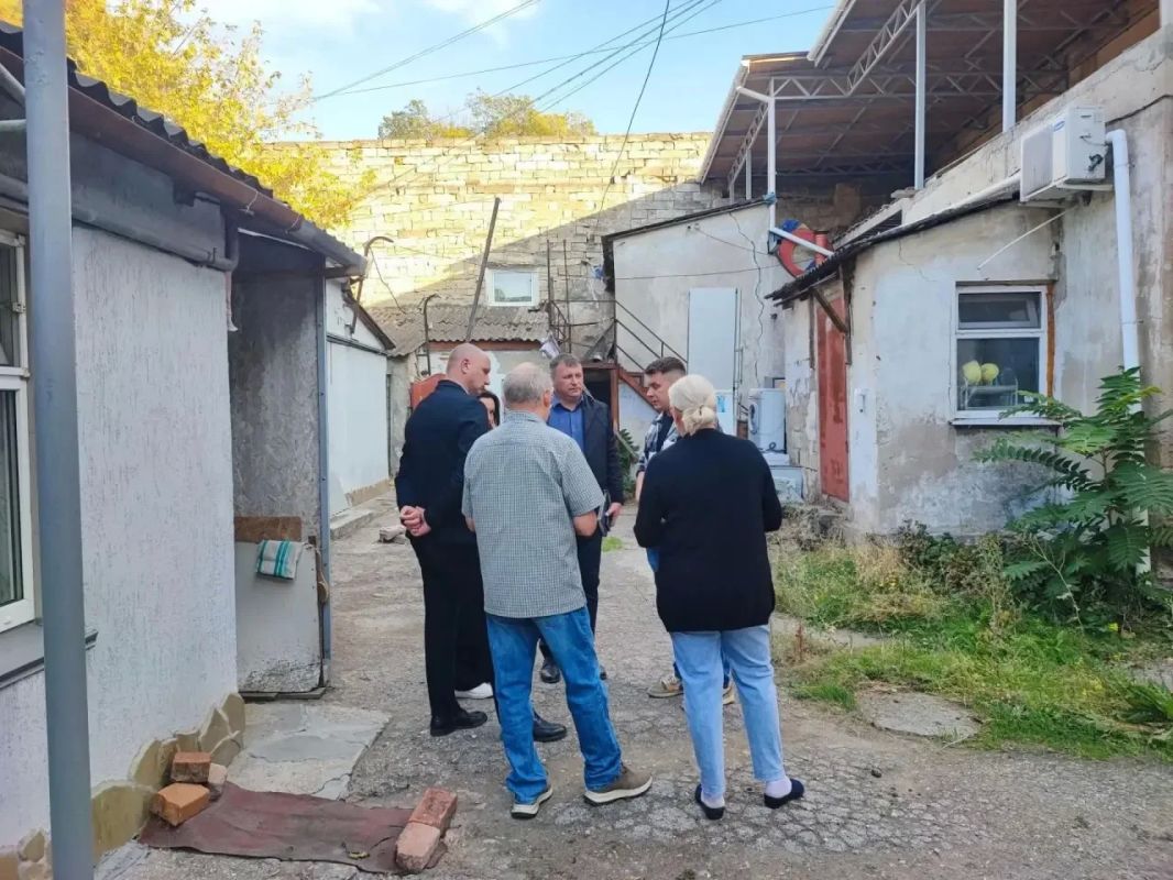 Игорь Крутьков: На недавнем приёме граждан ко мне обратился житель дома № 37 по улице К. Маркса с проблемой, которая волнует всех собственников, — речь шла о переносе сроков проведения капитального ремонта здания Игорь Крутьков: На недавнем приёме граждан ко мне обратился житель дома № 37 по улице К. Маркса с проблемой, которая волнует всех собственников, — речь шла о переносе сроков проведения капитального ремонта здания