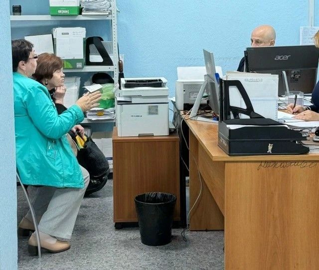 Заместитель начальника Инспекции Сергей Гавриленко, начальник управления контрольно-надзорной деятельности Айдер Хайрединов, заведующая отделом лицензирования, технического мониторинга и контроля за деятельностью... Заместитель начальника Инспекции Сергей Гавриленко, начальник управления контрольно-надзорной деятельности Айдер Хайрединов, заведующая отделом лицензирования, технического мониторинга и контроля за деятельностью...