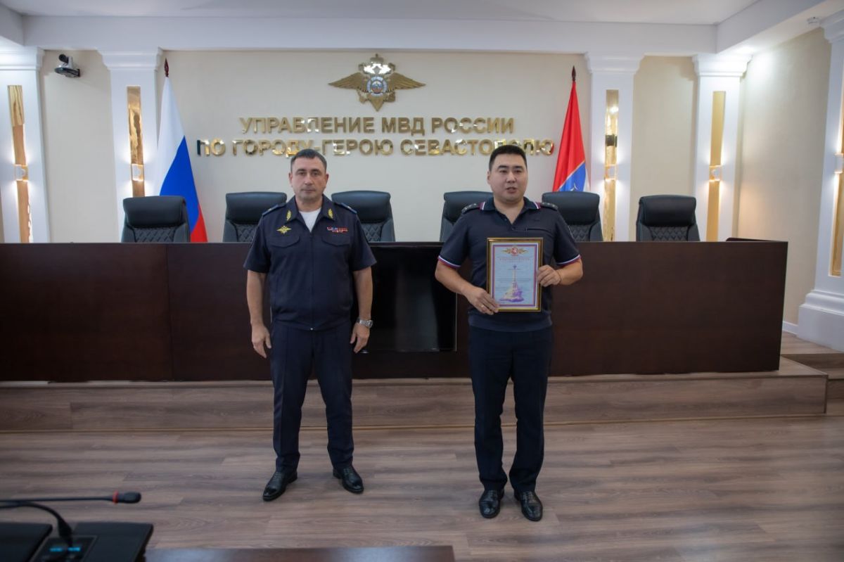 Начальник УМВД России по г.Севастополю генерал-майор полиции Сергей Сигунов вручил благодарности прикомандированным сотрудникам полиции Начальник УМВД России по г.Севастополю генерал-майор полиции Сергей Сигунов вручил благодарности прикомандированным сотрудникам полиции