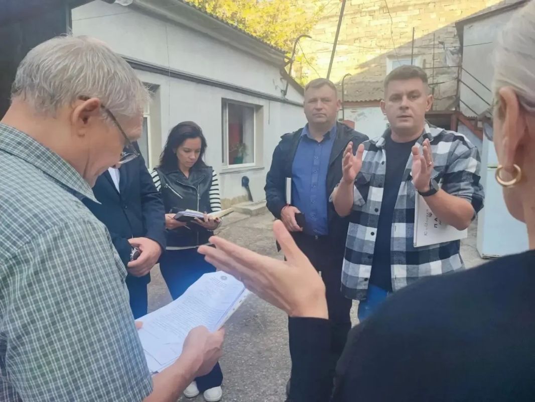 Игорь Крутьков: На недавнем приёме граждан ко мне обратился житель дома № 37 по улице К. Маркса с проблемой, которая волнует всех собственников, — речь шла о переносе сроков проведения капитального ремонта здания Игорь Крутьков: На недавнем приёме граждан ко мне обратился житель дома № 37 по улице К. Маркса с проблемой, которая волнует всех собственников, — речь шла о переносе сроков проведения капитального ремонта здания