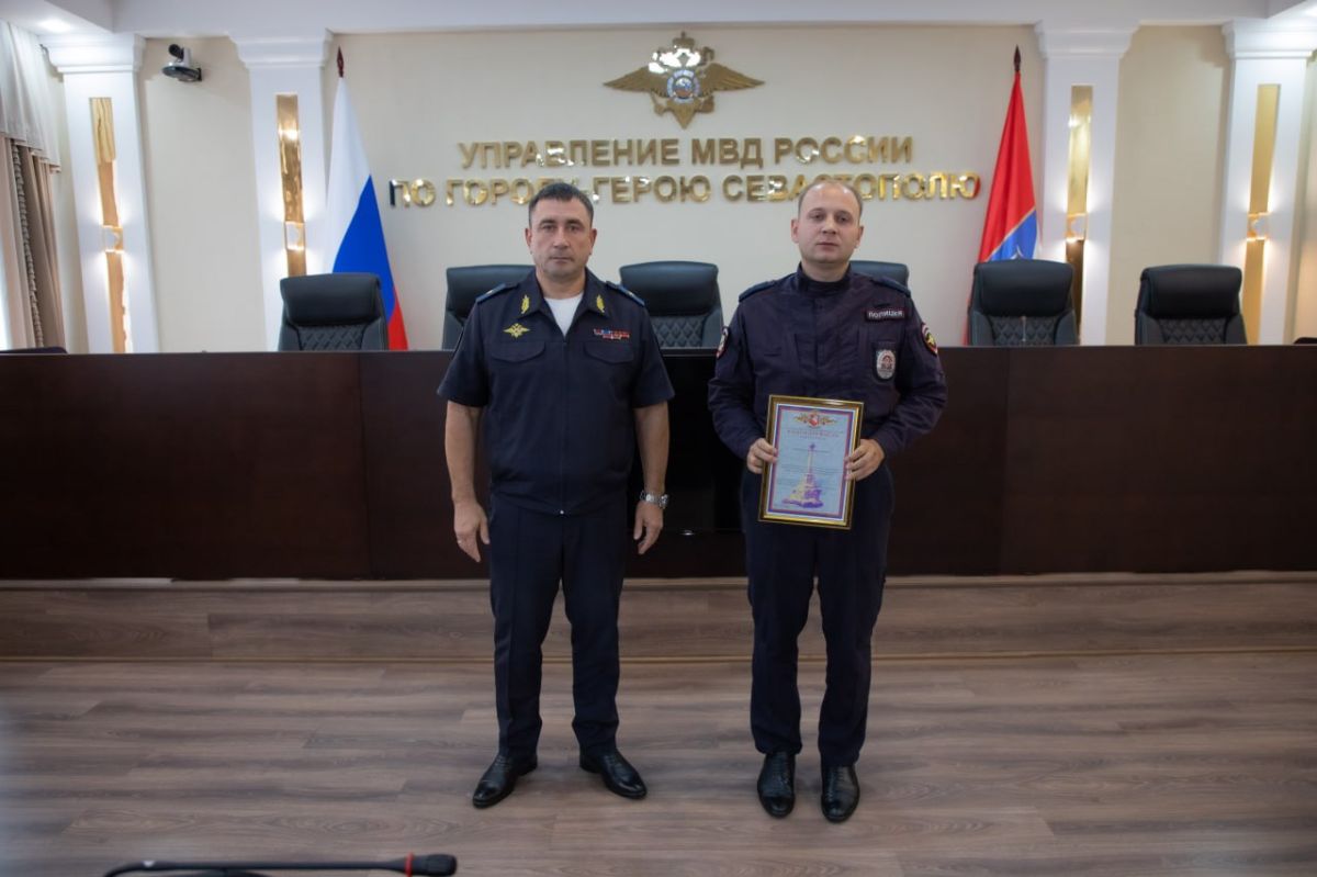 Начальник УМВД России по г.Севастополю генерал-майор полиции Сергей Сигунов вручил благодарности прикомандированным сотрудникам полиции Начальник УМВД России по г.Севастополю генерал-майор полиции Сергей Сигунов вручил благодарности прикомандированным сотрудникам полиции