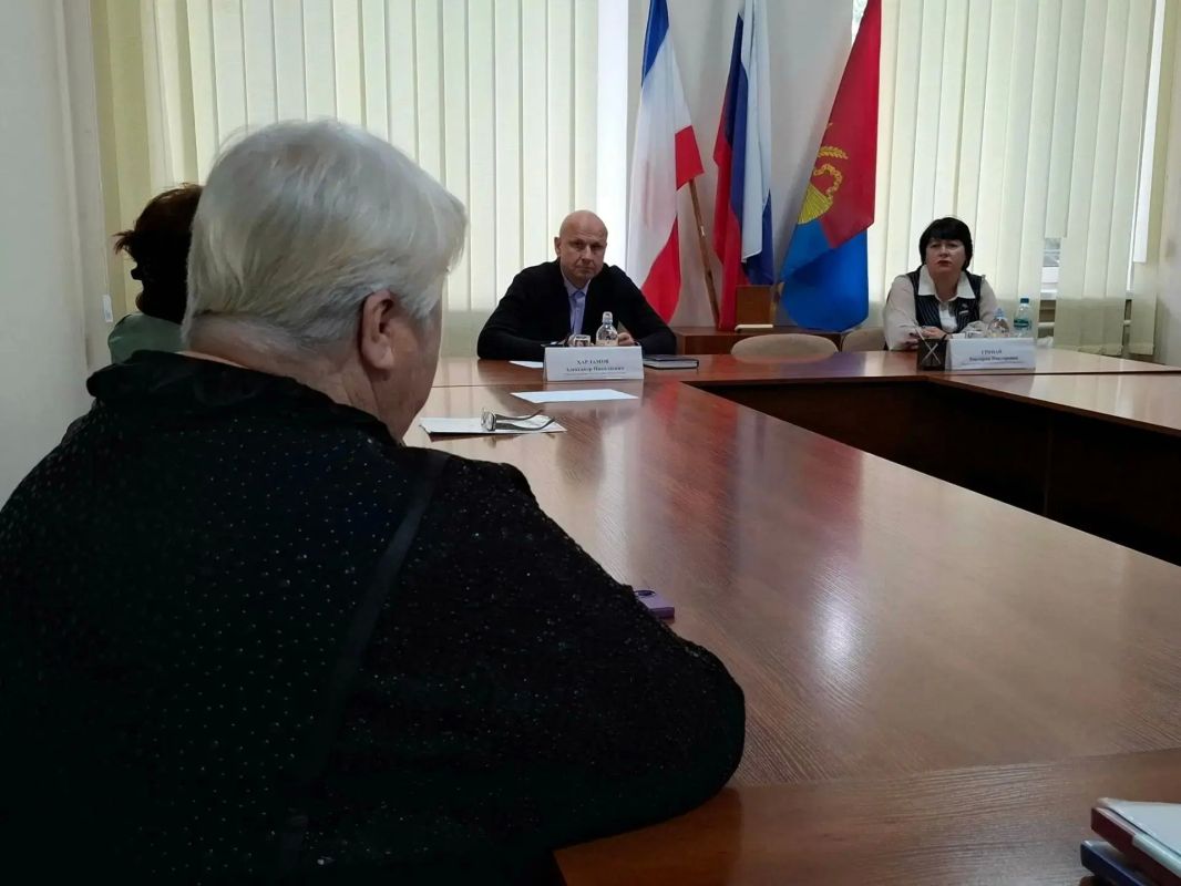 Глава администрации Советского района Александр Харламов провел еженедельный прием граждан с участием председателя Советского районного совета Виктории Грицай.