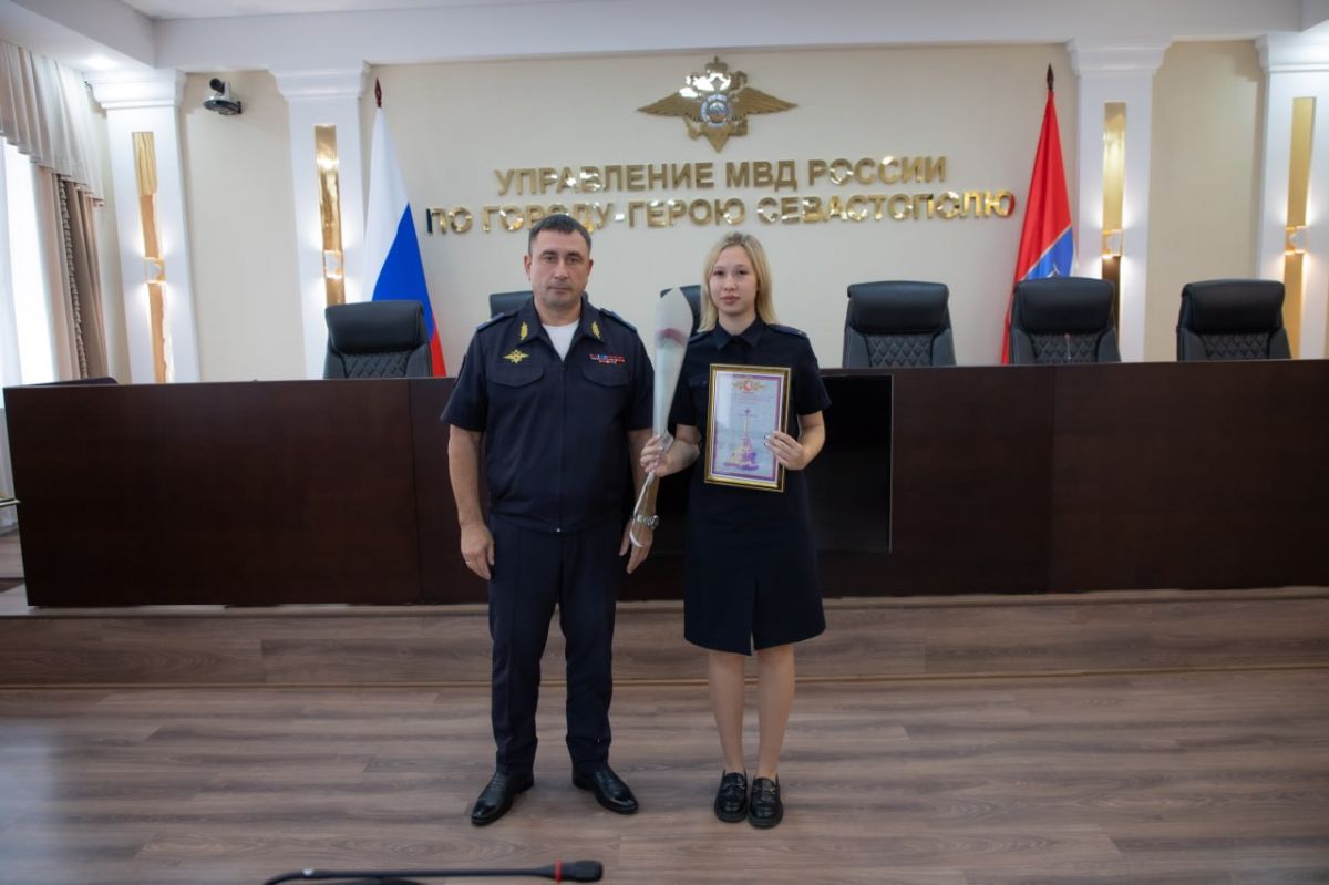 Начальник УМВД России по г.Севастополю генерал-майор полиции Сергей Сигунов вручил благодарности прикомандированным сотрудникам полиции Начальник УМВД России по г.Севастополю генерал-майор полиции Сергей Сигунов вручил благодарности прикомандированным сотрудникам полиции