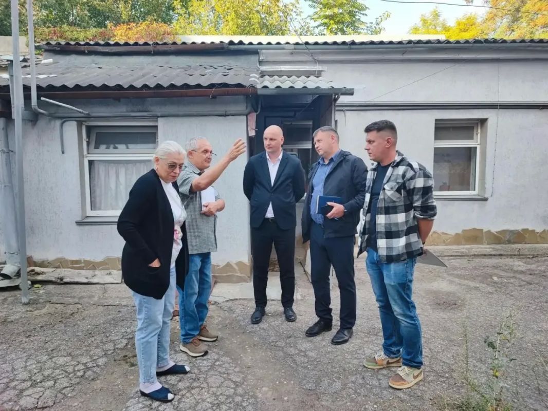 Игорь Крутьков: На недавнем приёме граждан ко мне обратился житель дома № 37 по улице К. Маркса с проблемой, которая волнует всех собственников, — речь шла о переносе сроков проведения капитального ремонта здания Игорь Крутьков: На недавнем приёме граждан ко мне обратился житель дома № 37 по улице К. Маркса с проблемой, которая волнует всех собственников, — речь шла о переносе сроков проведения капитального ремонта здания