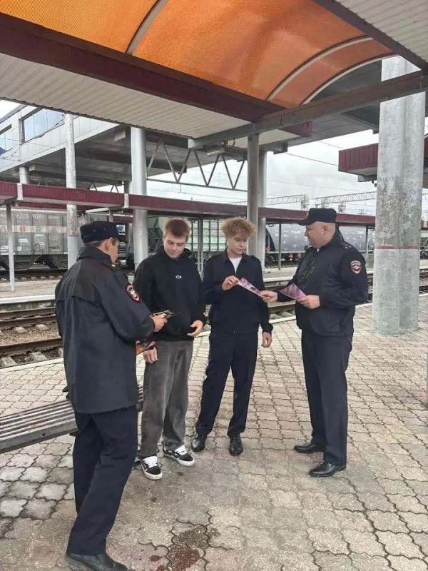 Транспортные полицейские Крыма провели акцию «Неделя безопасного интернета» для школьников и студентов Транспортные полицейские Крыма провели акцию «Неделя безопасного интернета» для школьников и студентов