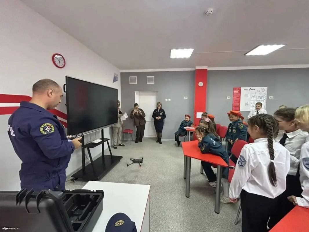 В преддверии Дня Гражданской обороны сотрудники МЧС Республики Крым проводят уроки по безопасности жизнедеятельности для школьников В преддверии Дня Гражданской обороны сотрудники МЧС Республики Крым проводят уроки по безопасности жизнедеятельности для школьников