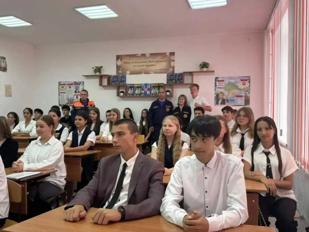 В преддверии Дня Гражданской обороны сотрудники МЧС Республики Крым проводят уроки по безопасности жизнедеятельности для школьников В преддверии Дня Гражданской обороны сотрудники МЧС Республики Крым проводят уроки по безопасности жизнедеятельности для школьников