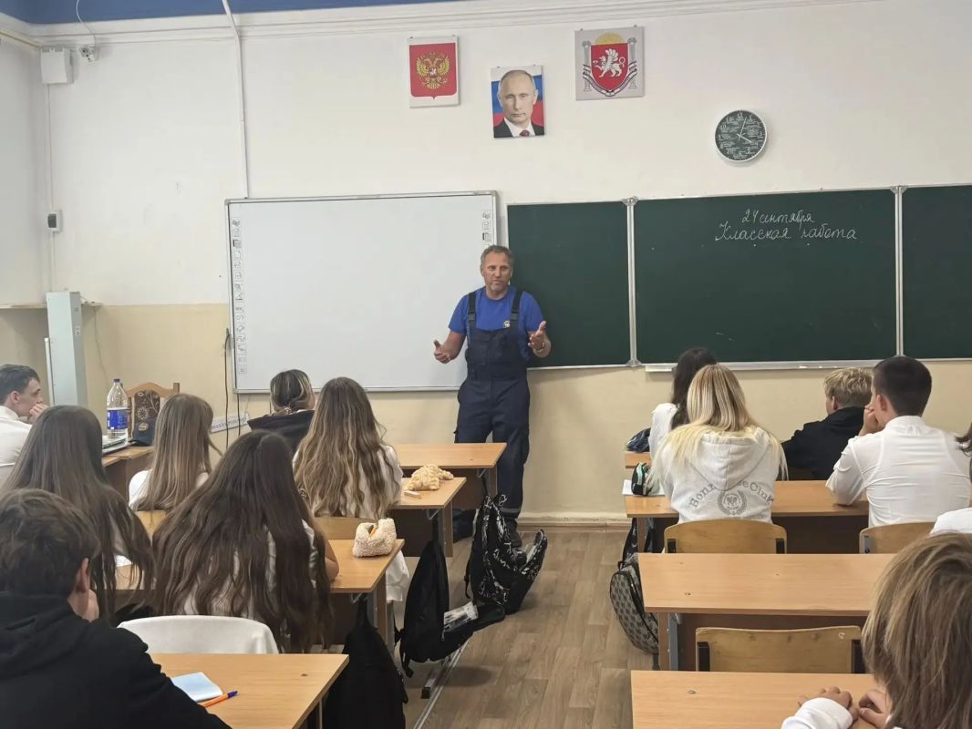 В преддверии Дня Гражданской обороны сотрудники МЧС Республики Крым проводят уроки по безопасности жизнедеятельности для школьников В преддверии Дня Гражданской обороны сотрудники МЧС Республики Крым проводят уроки по безопасности жизнедеятельности для школьников