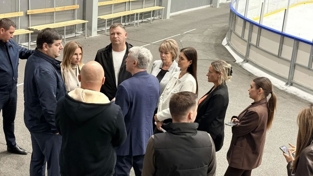 Игорь Крутьков: С рабочим визитом в Керчи пребывают заместитель Председателя Совета министров Республики Крым Анушаван Агаджанян и министр спорта Крыма Ольга Торубарова Игорь Крутьков: С рабочим визитом в Керчи пребывают заместитель Председателя Совета министров Республики Крым Анушаван Агаджанян и министр спорта Крыма Ольга Торубарова