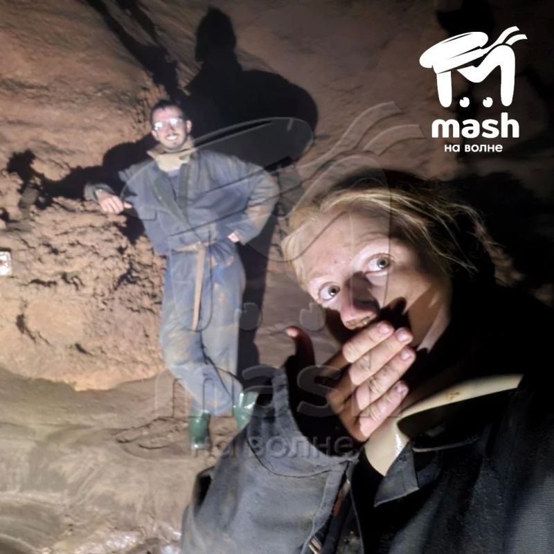 Mash на волне достал фото с приключениями спелеологов-любителей в пещере