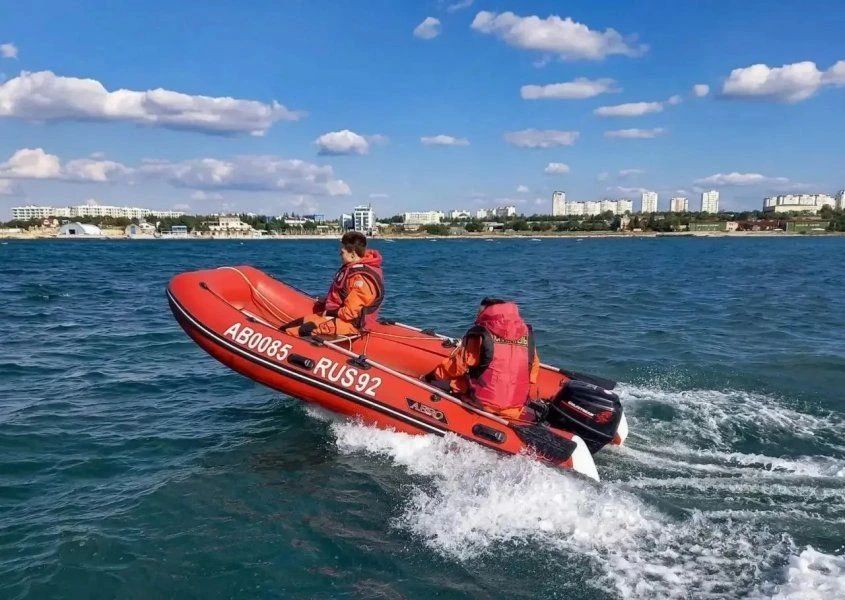 Спасатели «Омеги» отработали действия на воде в бухте Круглая Спасатели «Омеги» отработали действия на воде в бухте Круглая