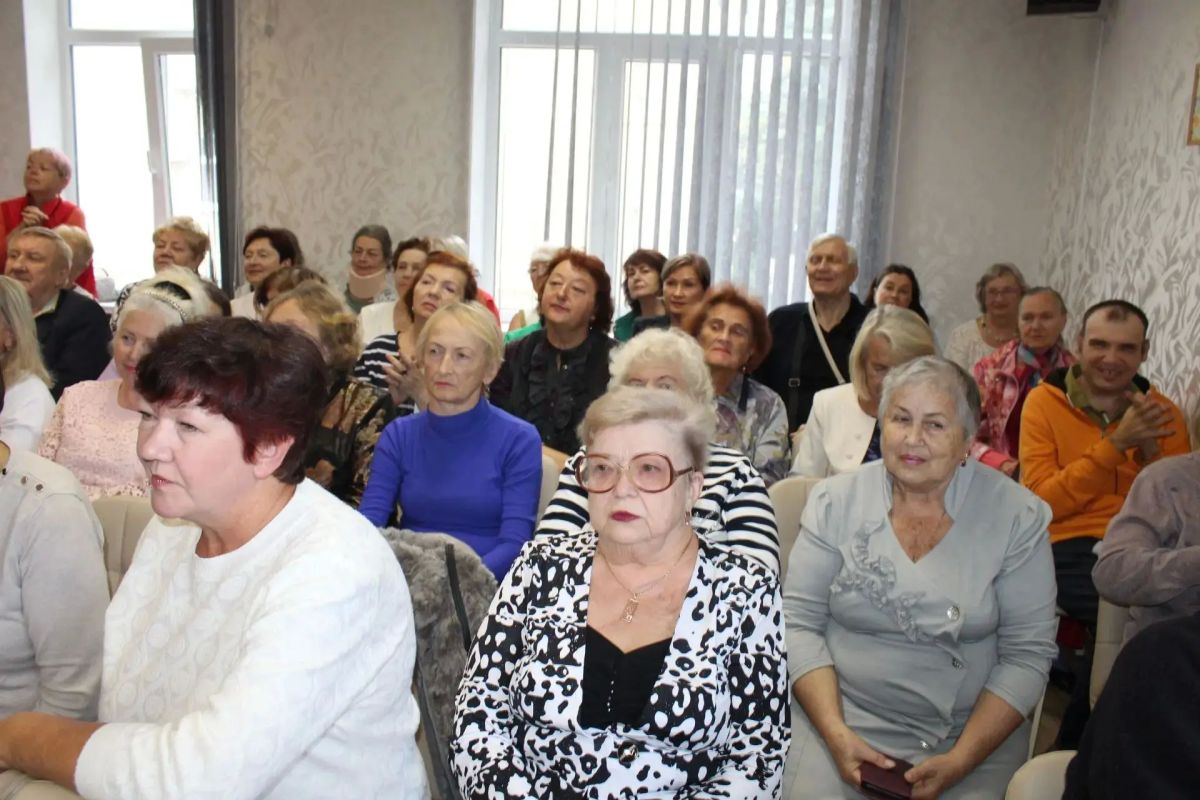 Дорогие люди золотого возраста примите поздравления в этот теплый осенний день Дорогие люди золотого возраста примите поздравления в этот теплый осенний день