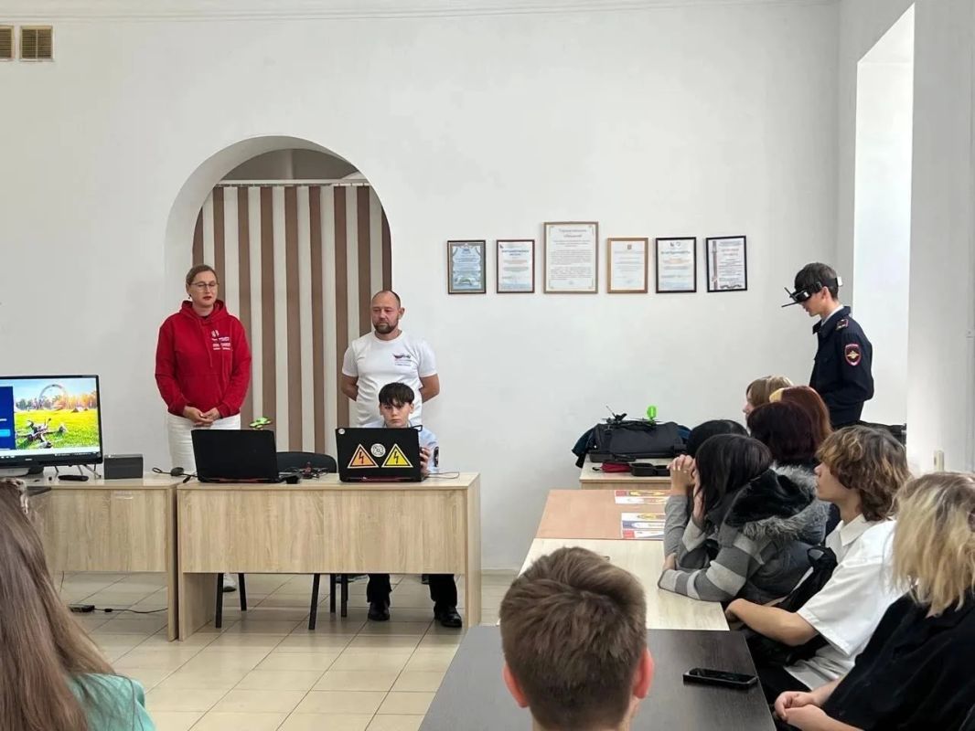 Севастопольские полицейские приняли участие в проведении профилактического мероприятия для школьников Севастопольские полицейские приняли участие в проведении профилактического мероприятия для школьников