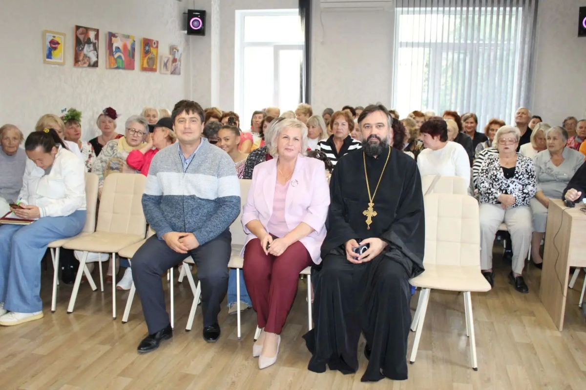 Дорогие люди золотого возраста примите поздравления в этот теплый осенний день Дорогие люди золотого возраста примите поздравления в этот теплый осенний день