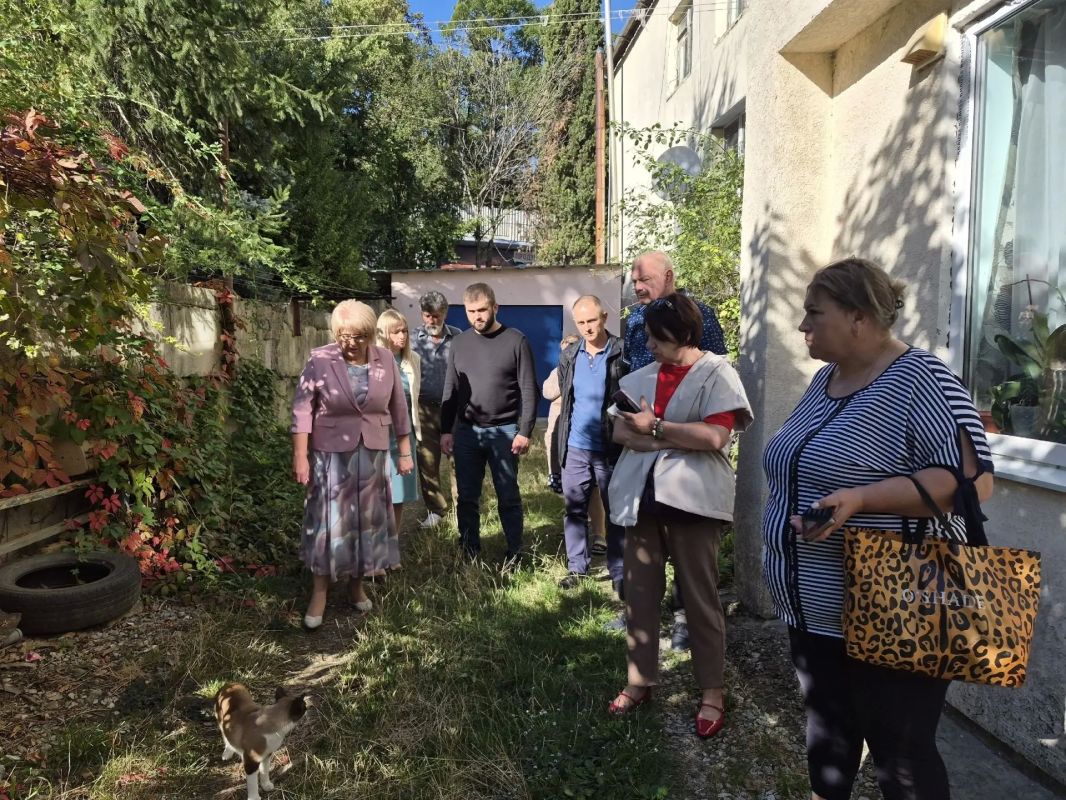 По обращению жителей выехала в поселок Розовый для урегулирования спорной ситуации в жилом секторе По обращению жителей выехала в поселок Розовый для урегулирования спорной ситуации в жилом секторе