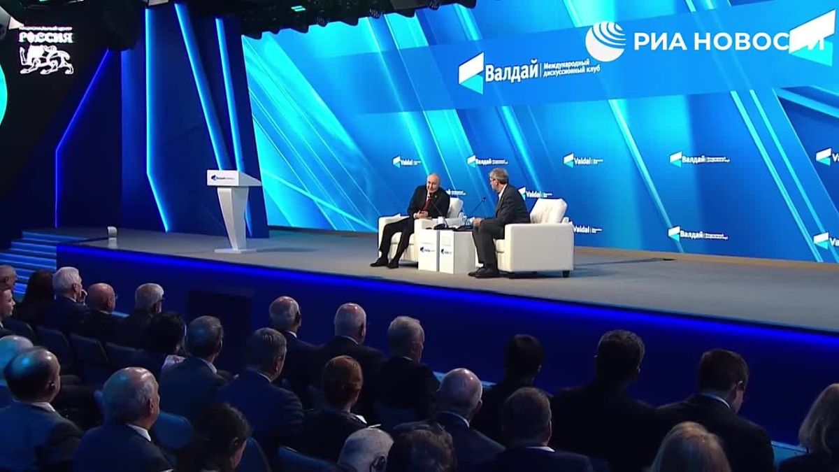 Если речь дойдет до прямого нападения на Россию, в повестке дня неизбежно и немедленно появится вопрос о применении всех имеющихся вооружений, заявил Путин