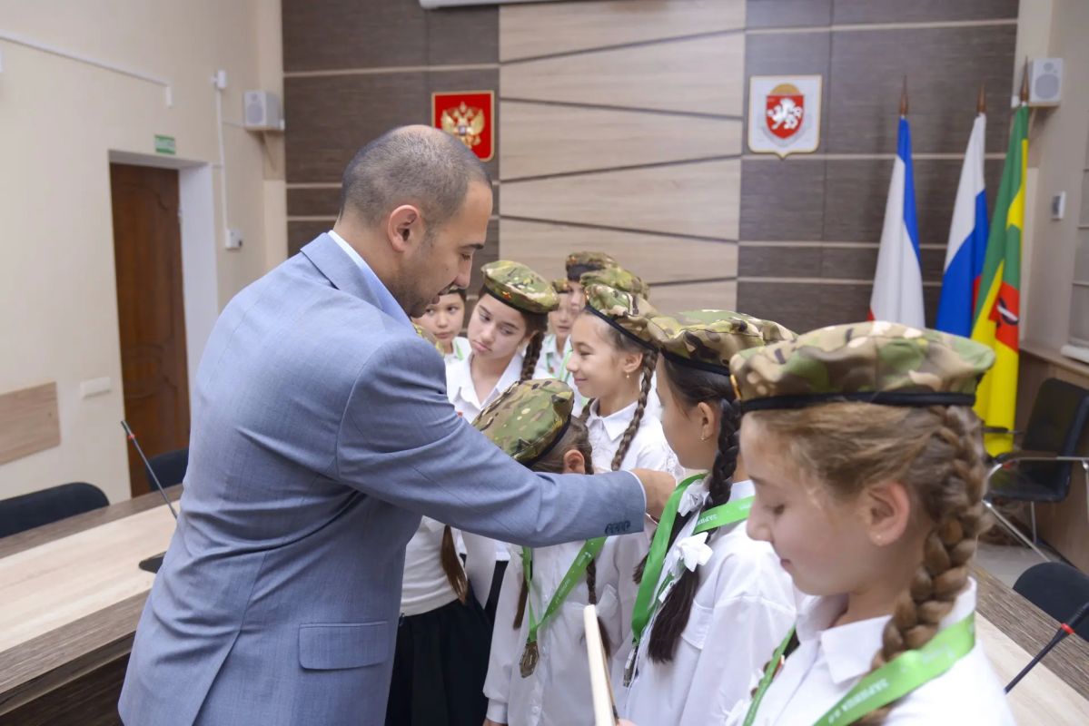 Виталий Оганесян: Вручил дипломы и медали за 1 место в зональном этапе Всероссийской военно-патриотической игры «Зарница 2.0» участникам команды «Юртэр» школы N 18 Виталий Оганесян: Вручил дипломы и медали за 1 место в зональном этапе Всероссийской военно-патриотической игры «Зарница 2.0» участникам команды «Юртэр» школы N 18