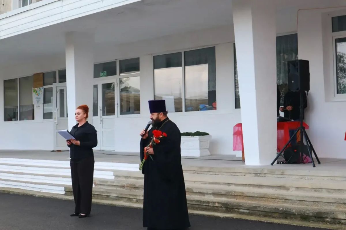 Сегодня на фасаде школы-лицея №2 имени Героя Советского Союза А.Д. Мирошниченко открыли мемориальную доску нашему земляку, выпускнику школы Даниилу Павловичу Штанько Сегодня на фасаде школы-лицея №2 имени Героя Советского Союза А.Д. Мирошниченко открыли мемориальную доску нашему земляку, выпускнику школы Даниилу Павловичу Штанько