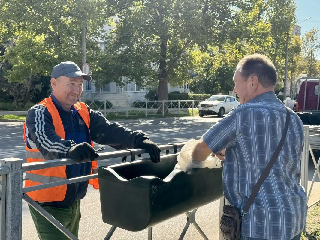 В Евпатории продолжаются работы по озеленению улиц В Евпатории продолжаются работы по озеленению улиц