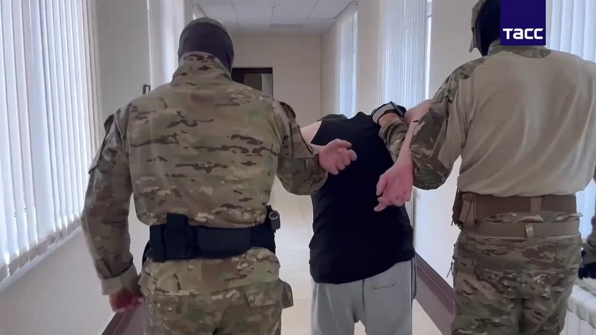 Задержанный за госизмену в Крыму дал признательные показания, сообщили в ФСБ.