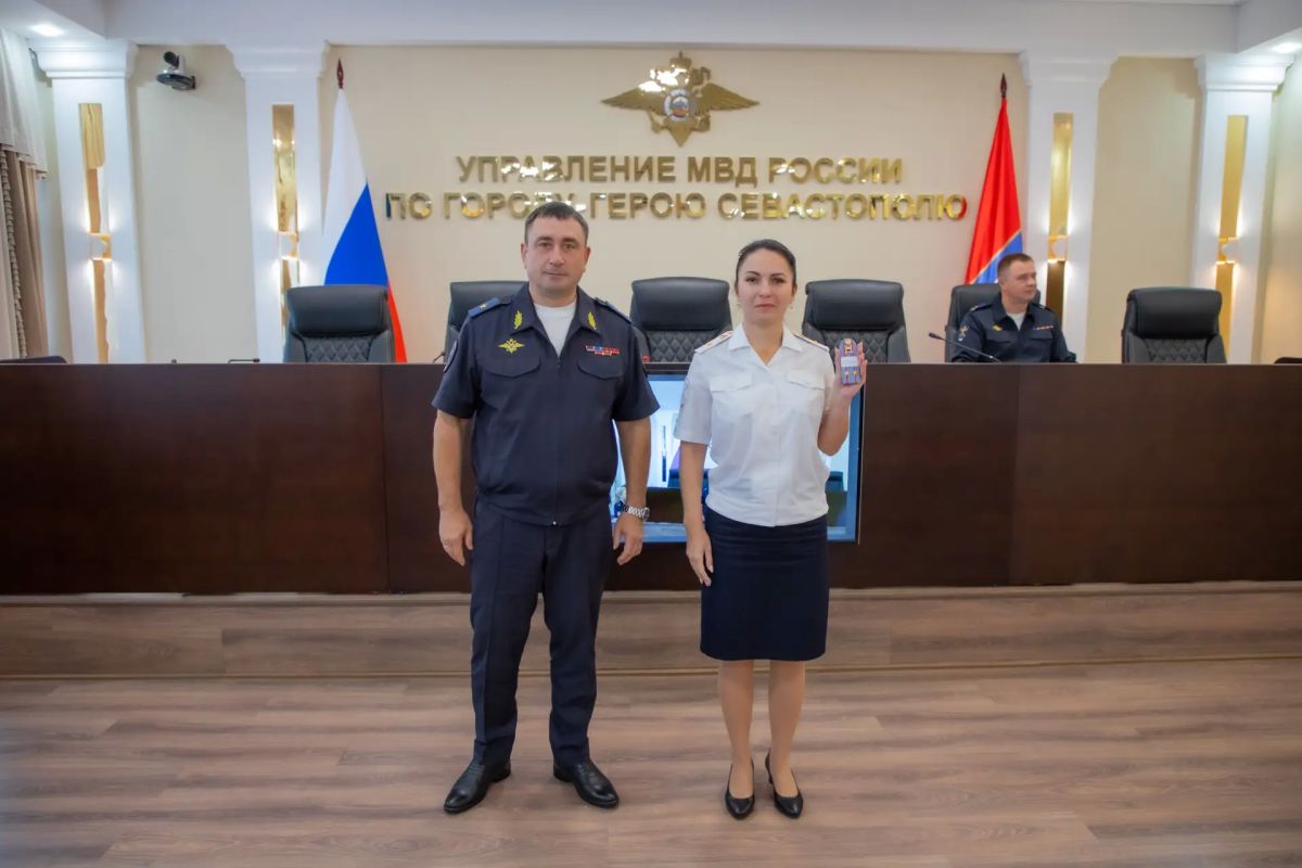 Начальник УМВД России по г.Севастополю генерал-майор полиции Сергей Сигунов вручил новые погоны сотрудникам ОВД, получившим первые и очередные звания Начальник УМВД России по г.Севастополю генерал-майор полиции Сергей Сигунов вручил новые погоны сотрудникам ОВД, получившим первые и очередные звания