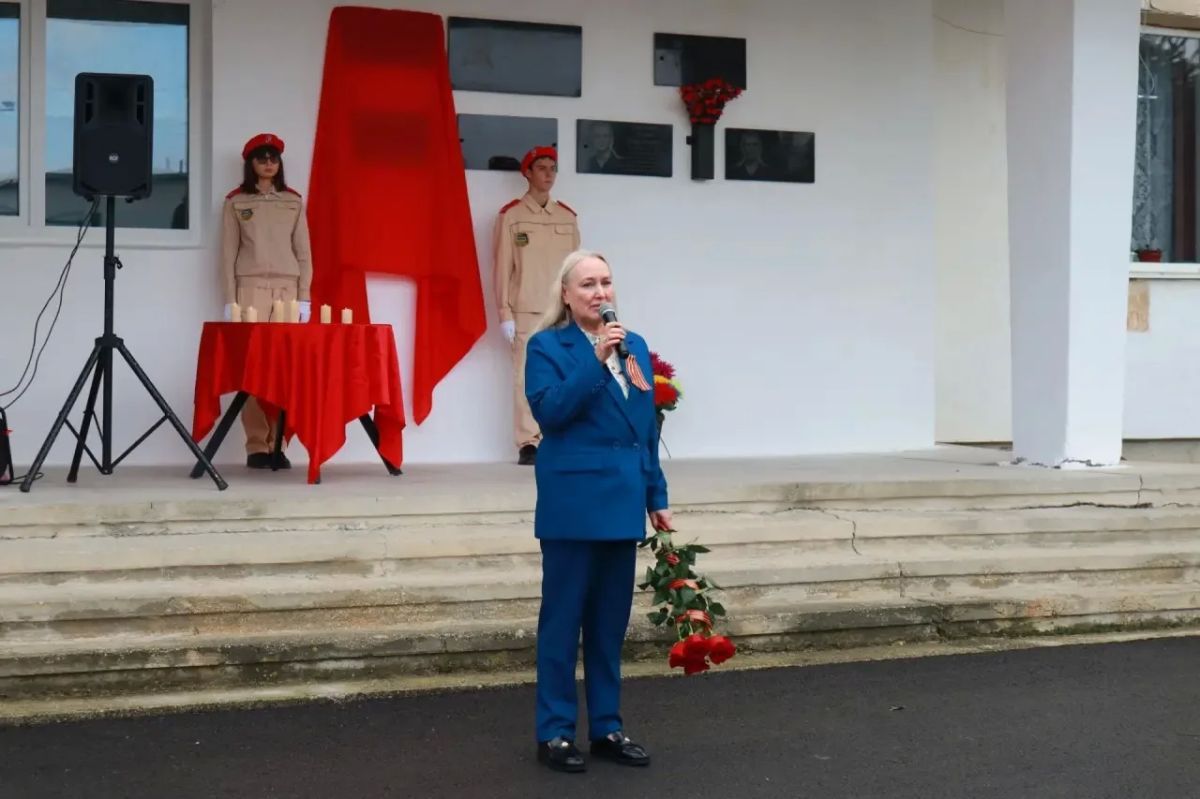 Сегодня на фасаде школы-лицея №2 имени Героя Советского Союза А.Д. Мирошниченко открыли мемориальную доску нашему земляку, выпускнику школы Даниилу Павловичу Штанько Сегодня на фасаде школы-лицея №2 имени Героя Советского Союза А.Д. Мирошниченко открыли мемориальную доску нашему земляку, выпускнику школы Даниилу Павловичу Штанько